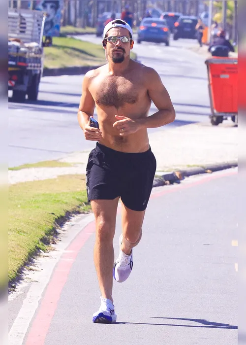 
				Nicolas Prattes  aproveita o dia para correr na orla da Barra da Tijuca
			
			