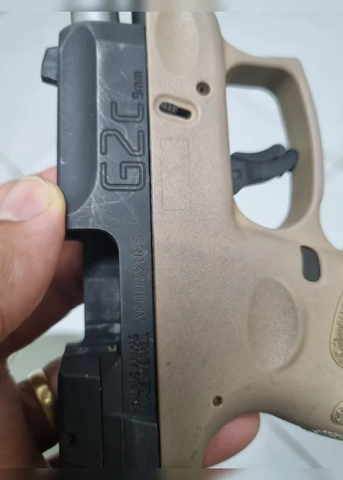 
				Pistola é apreendida após suspeito de matar adolescente morrer em confronto em Murici
			
			