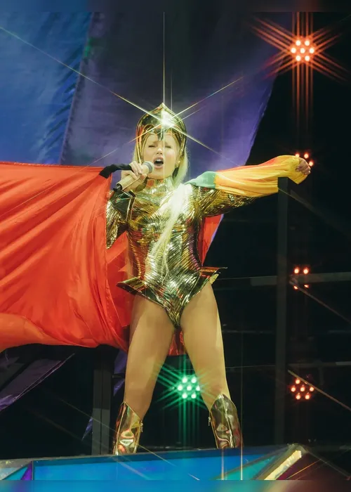 
				Xuxa ironiza críticas por figurino usado em show
			
			