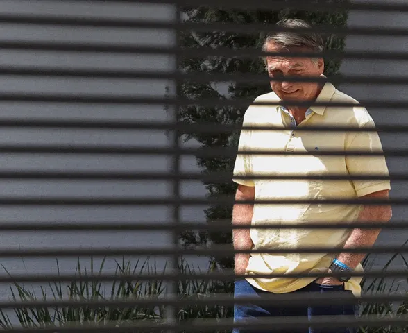 Após busca e apreensão, PF diz que não havia arma na casa de Bolsonaro