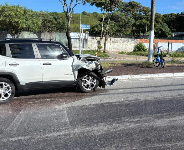 Colisão entre carro e micro-ônibus é registrada em Jacarecica