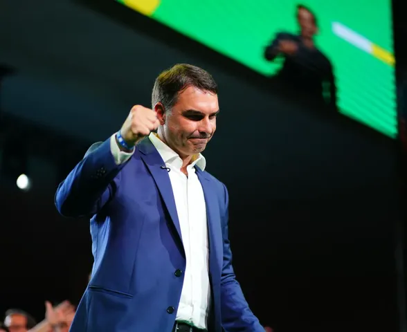 Defesa de Flávio nega que vídeo de IA de Bolsonaro seja pedido de voto