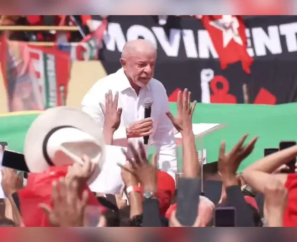 Em SP, Lula tira chapéu, fala sobre câncer e diz que está bem de saúde