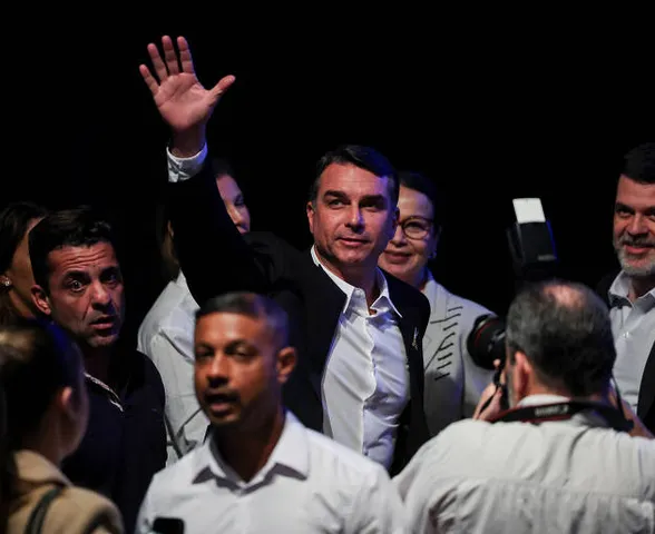 Filiado ao Missão, Flávio Bolsonaro não consegue registrar candidatura e fala em fraude