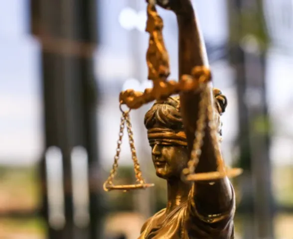 Funcionária trans impedida de usar banheiro feminino é indenizada