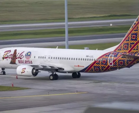 Homem é preso após tentar abrir saída de emergência de avião durante voo