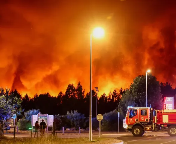 Incêndio na França deixa céu vermelho e força 10 mil a deixarem vila