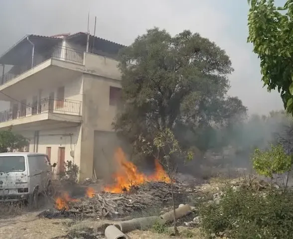 Incêndios na Grécia queimam mais de 100 casas em complexo turístico