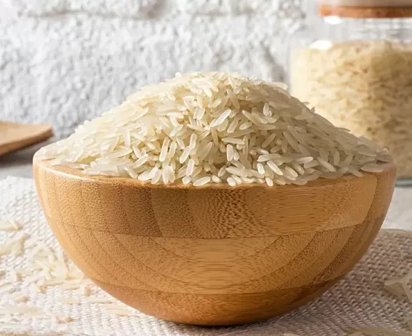 Lavar o arroz faz bem ou mal? A ciência explica o que é o pó branco do grão