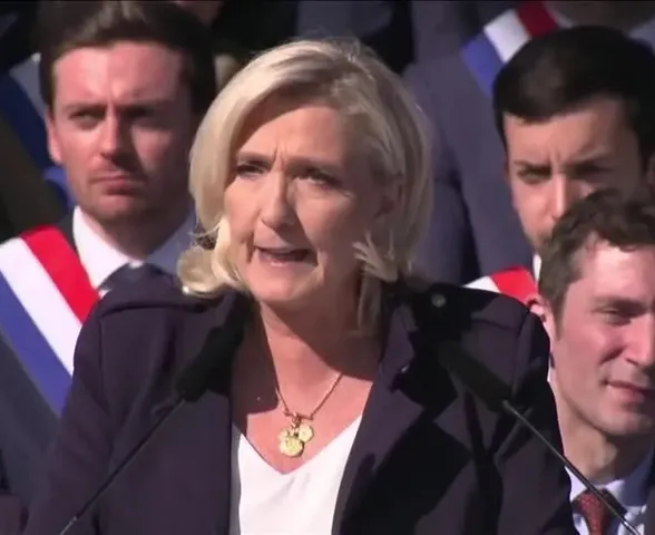 Le Pen lidera pesquisas para eleição de 2027 mesmo após condenação