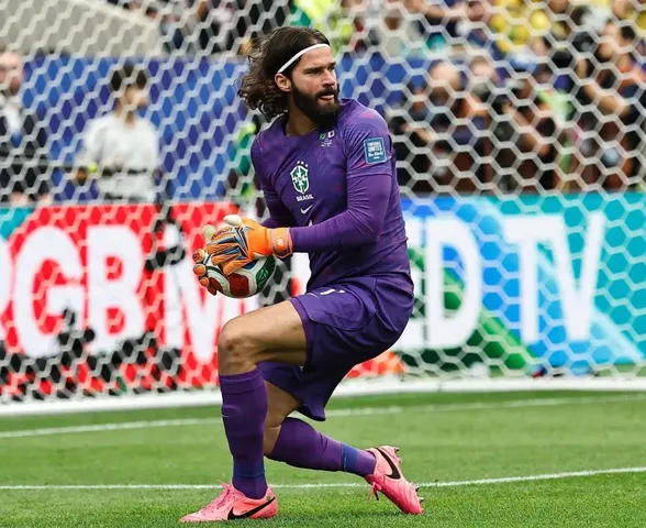 Liverpool decide futuro do goleiro Alisson, cobiçado por times da Arábia