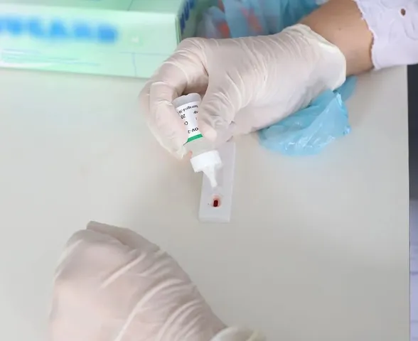 Mãe proibida de amamentar após falsos positivos para HIV é indenizada
