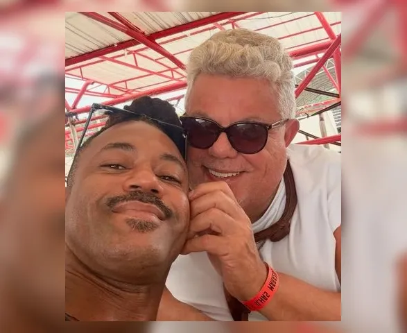 Milton Cunha posa para fotos com o namorado em Maceió