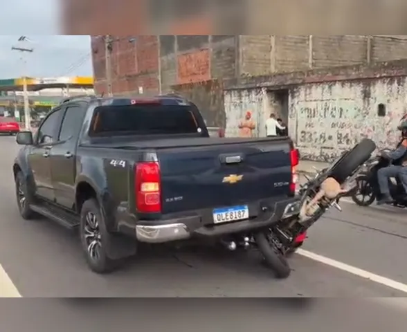 Moto fica presa em carro após acidente e deixa trânsito lento na Assis Chateaubriand
