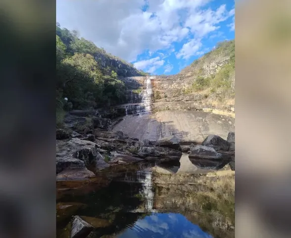 Mulher cai de 'tobogã' de cachoeira e é resgatada com lesão na coluna