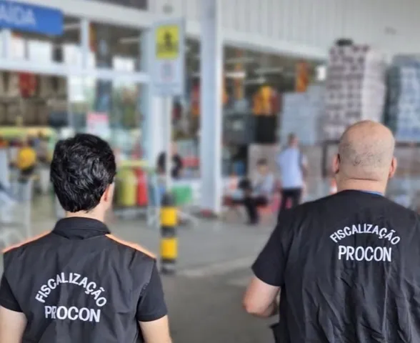 Procon notifica supermercado após cliente ser atingida por palete com produtos de limpeza