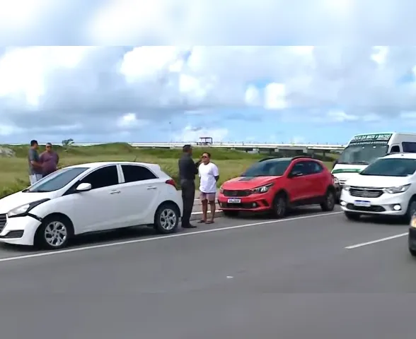 Quatro veículos se envolvem em engavetamento na Praia da Avenida, em Maceió
