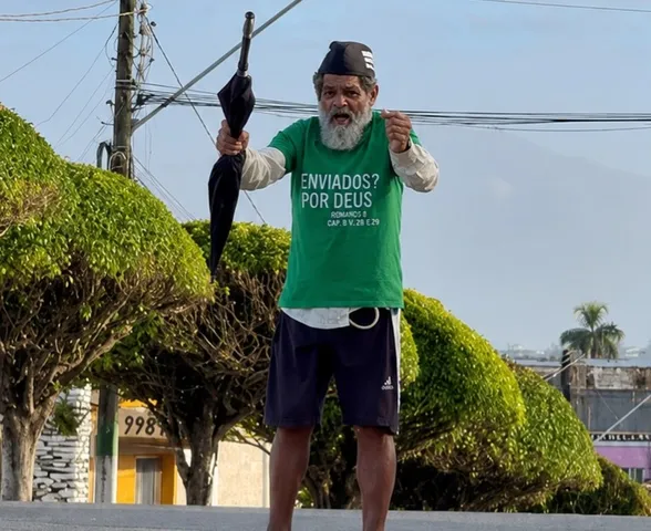 VÍDEO: 'Peregrino' surpreende moradores de Capela ao pregar pelas ruas às 5h da manhã