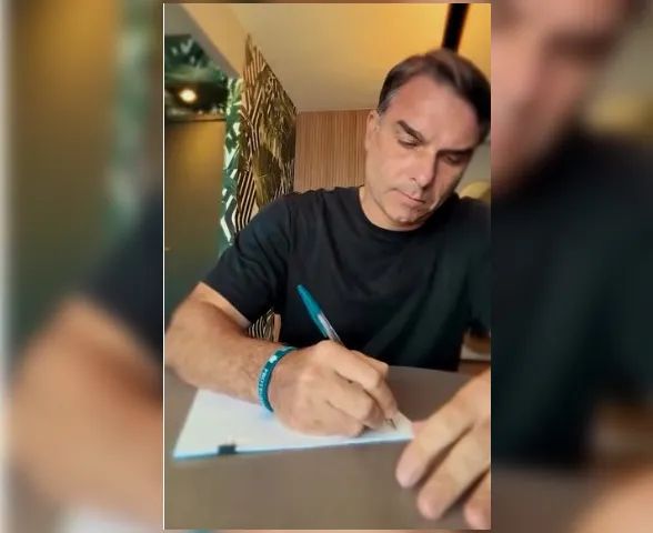Vídeo: Proibido de visitar o pai, Flávio Bolsonaro escreve carta: "Até breve"