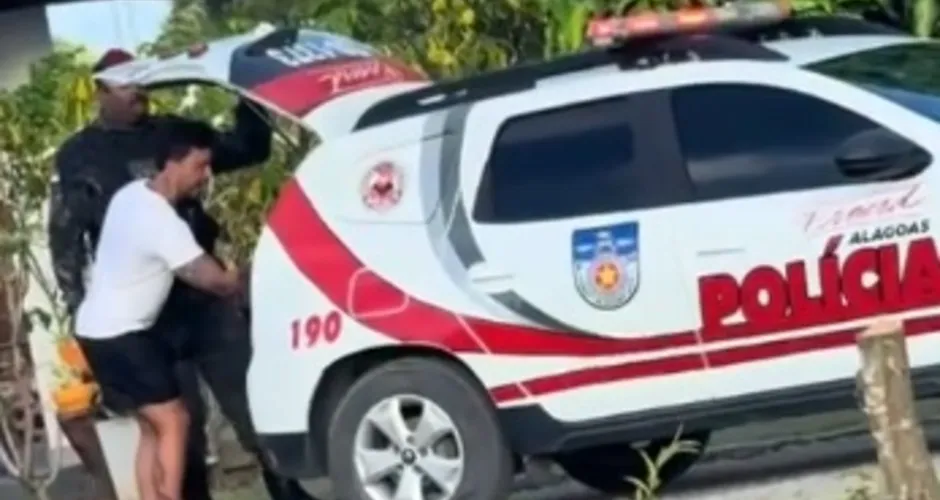 Carlinhos Maia produz conteúdo usando viatura oficial da PM