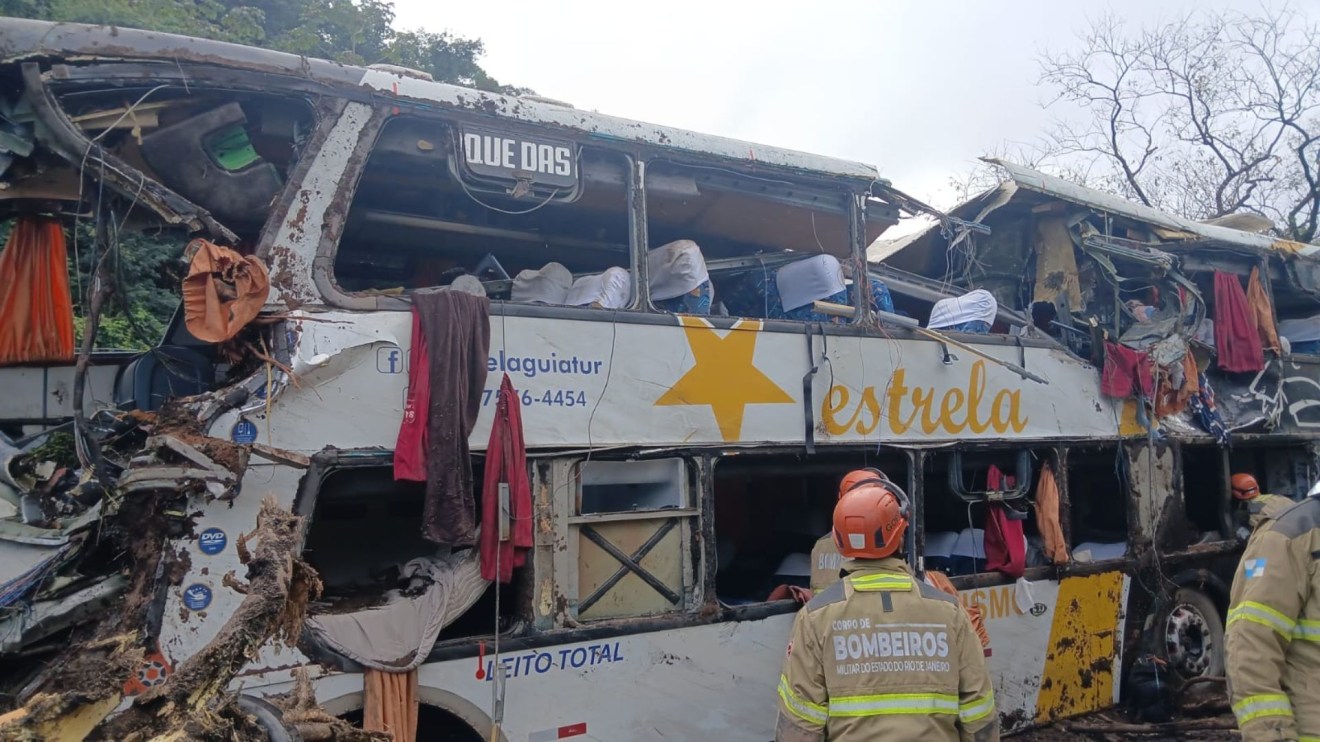 Acidente com ônibus deixa nove pessoas mortas na região serrana do RJ