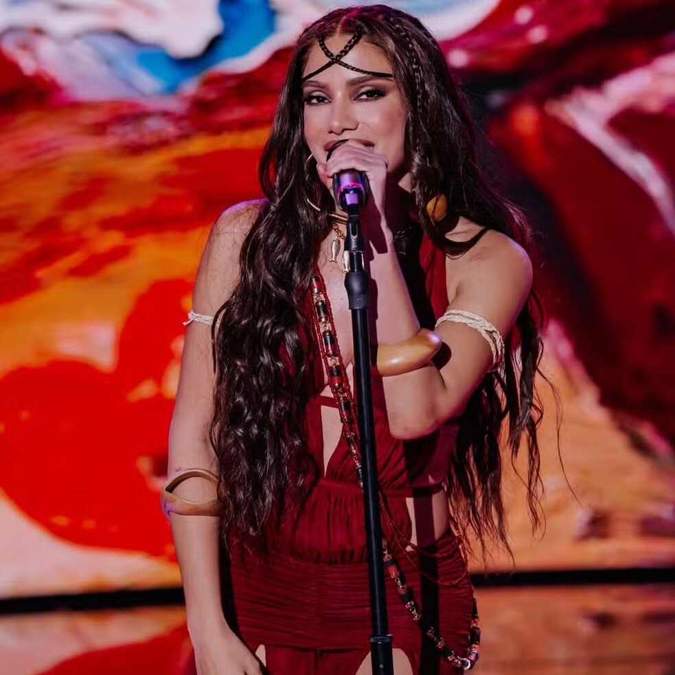 Anitta interrompe Cissa Guimarães ao vivo: 'Vai deixar eu terminar'