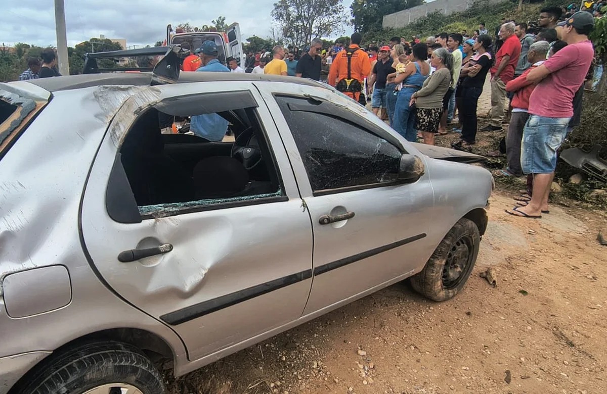 Carro desgovernado atinge e mata duas crianças e um homem