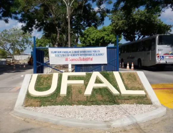 Carro roubado com placas adulteradas é encontrado dentro da UFAL