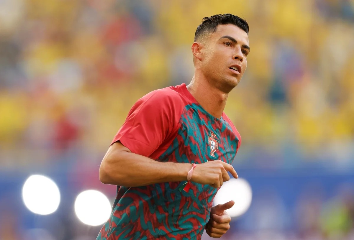 Cristiano Ronaldo muda visual e aparece ruivo nas redes; veja foto