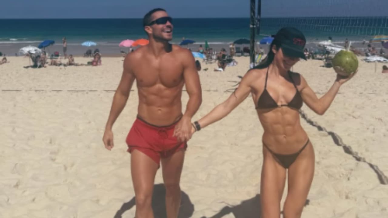 De biquíni, Jade Picon exibe abdômen trincado com André Lamoglia