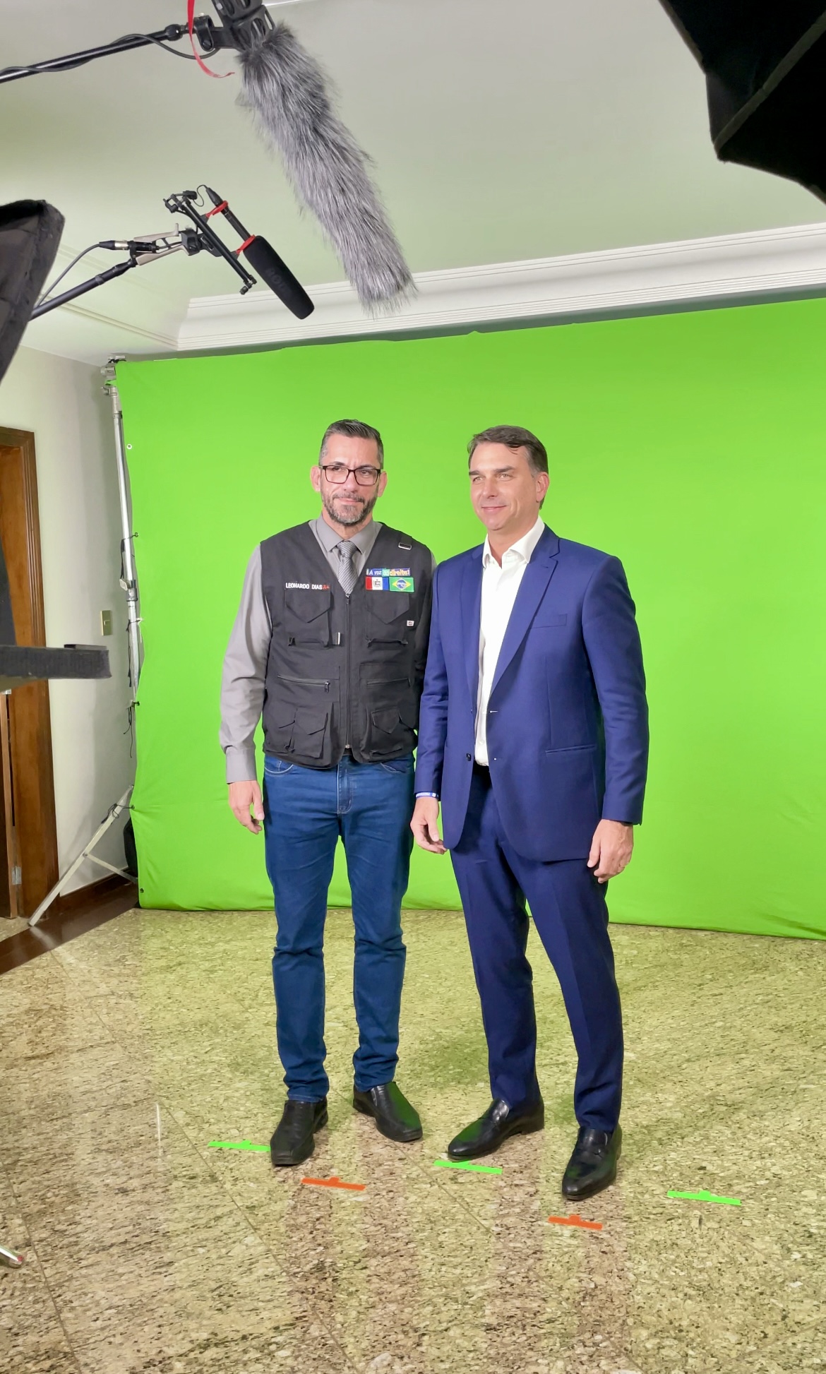 Em dia de gravação com candidatos, Leonardo Dias publica foto com Flávio Bolsonaro