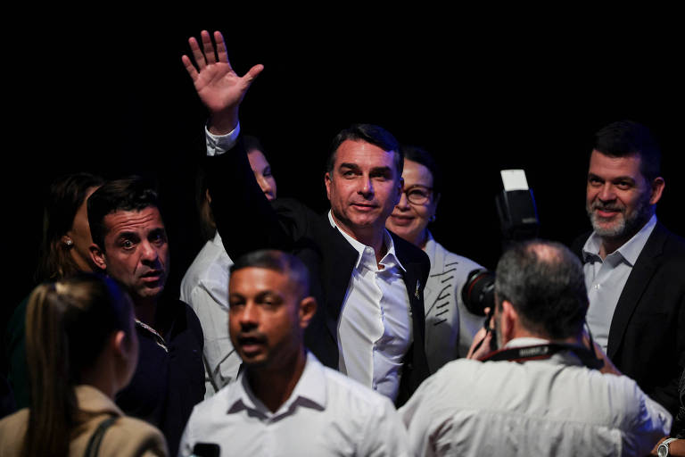 Filiado ao Missão, Flávio Bolsonaro não consegue registrar candidatura e fala em fraude