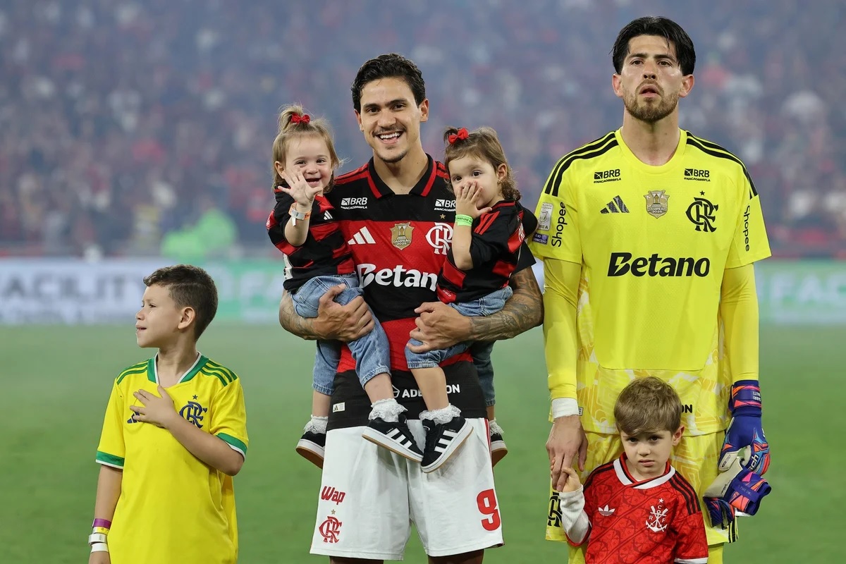 Flamengo convida garoto que perdeu pai para entrar em campo com Pedro
