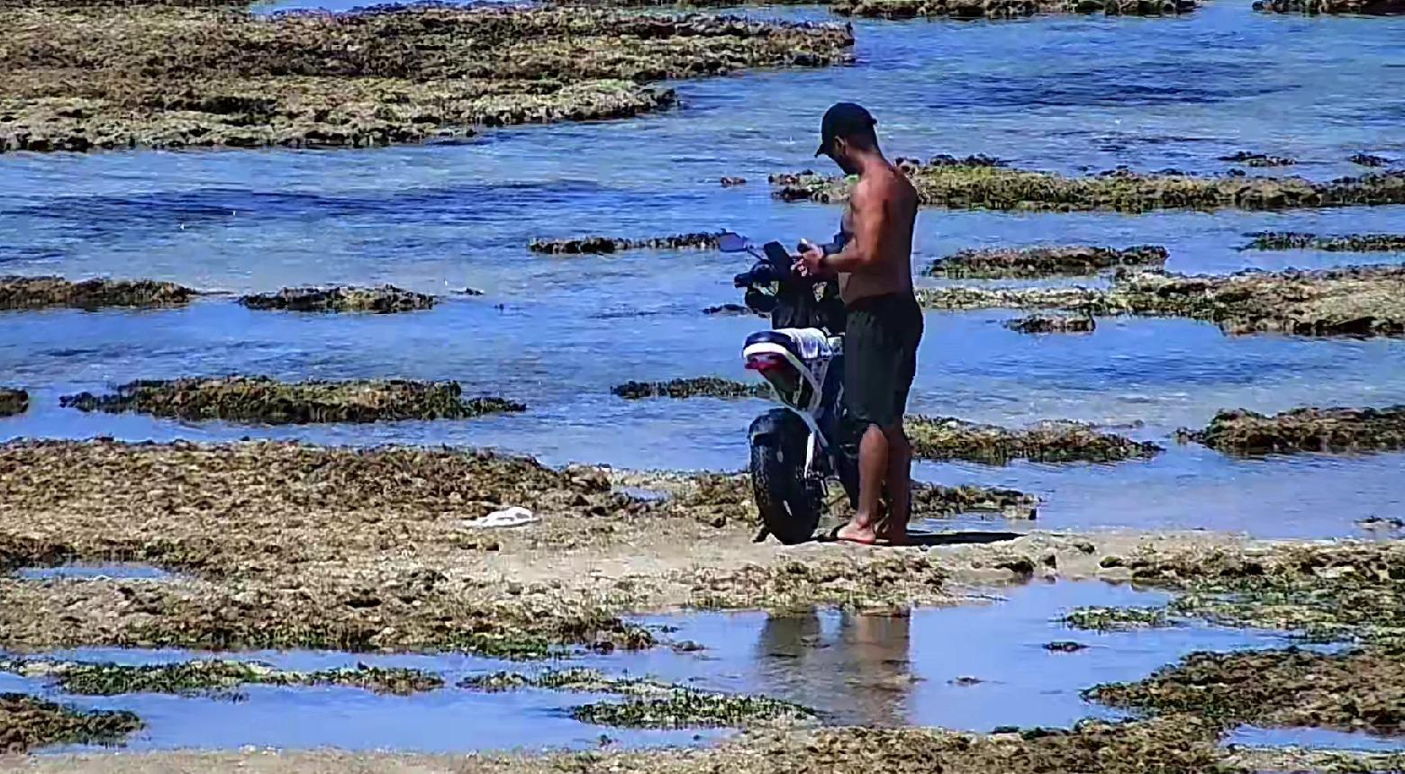 Motociclista é detido após conduzir moto elétrica sobre corais na Ponta Verde