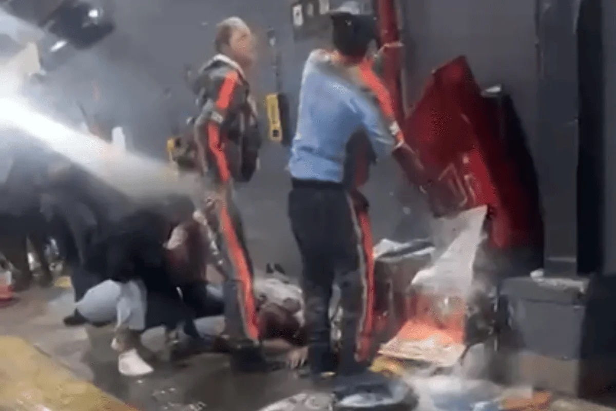 Motorista é atropelado pelo próprio ônibus após descer do veículo