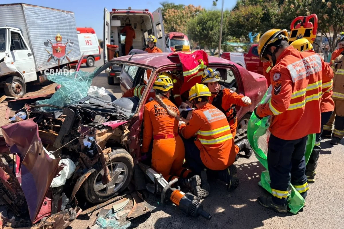 Mulher e criança são socorridas após carro bater em caminhão