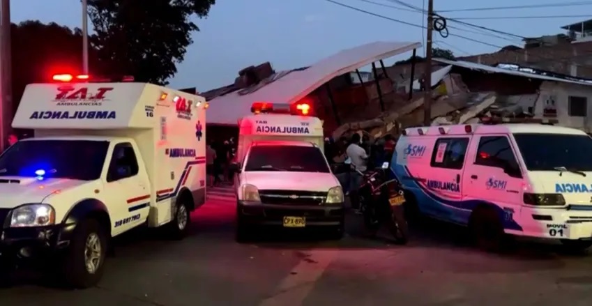Pacientes de hospital são atendidos na rua após terremoto na Colômbia