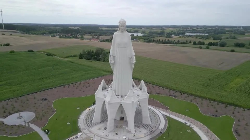 Polônia ganha estátua de Virgem Maria maior que o Cristo Redentor