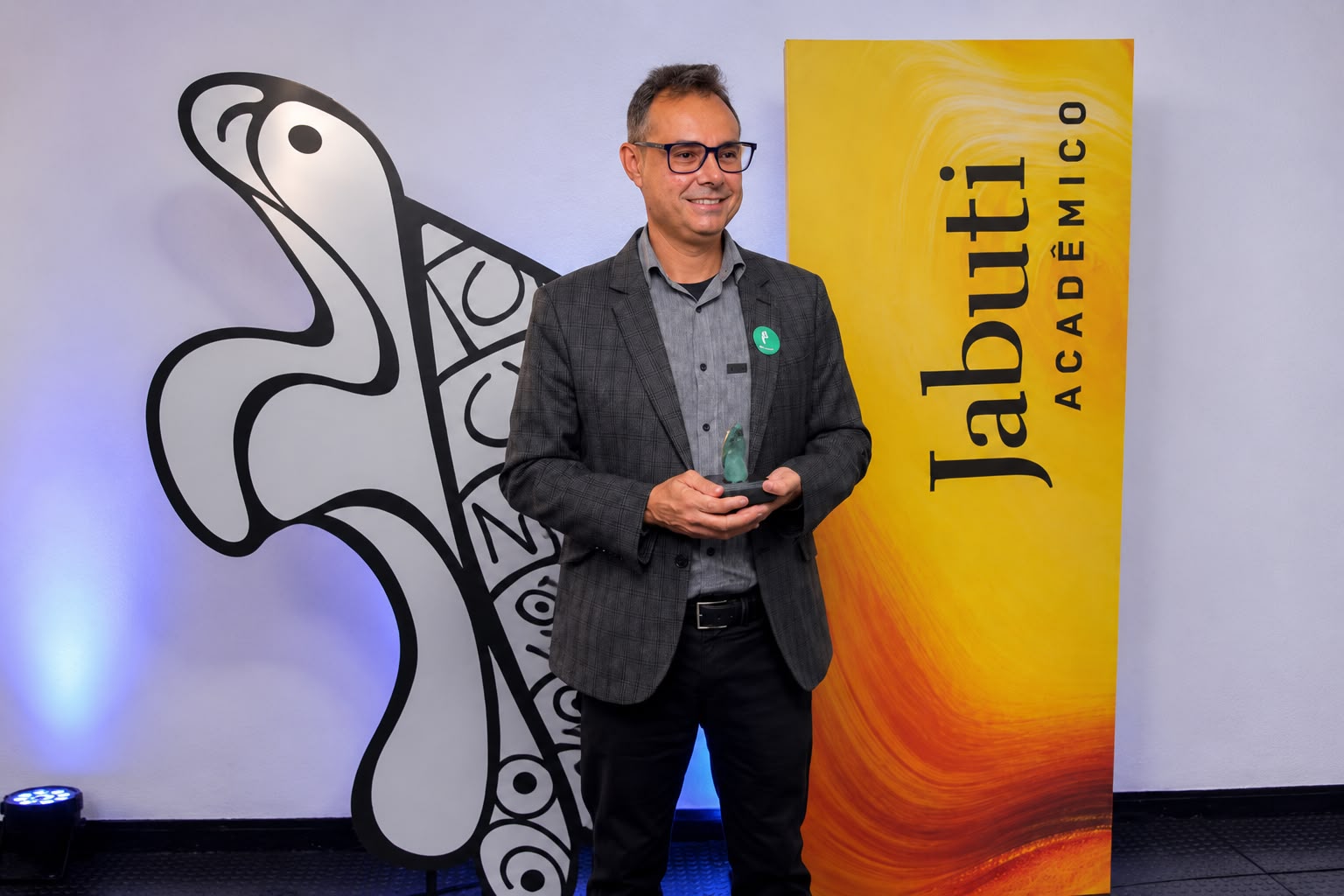Professor do Cesmac, Fábio Lins vence o Prêmio Jabuti Acadêmico 2026