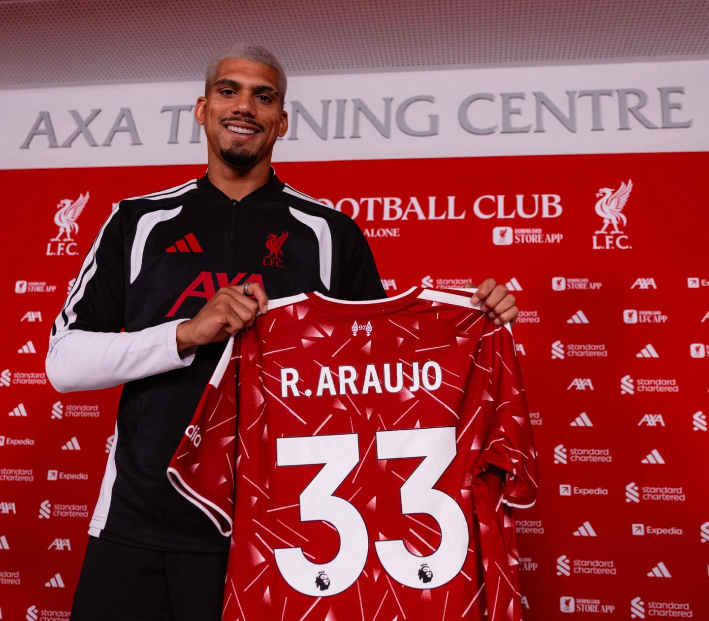 Ronald Araújo é anunciado como novo reforço do Liverpool