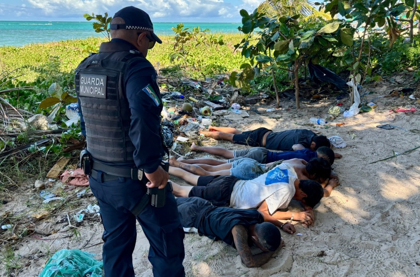 Suspeitos são presos escondendo crack na areia da praia da Jatiúca