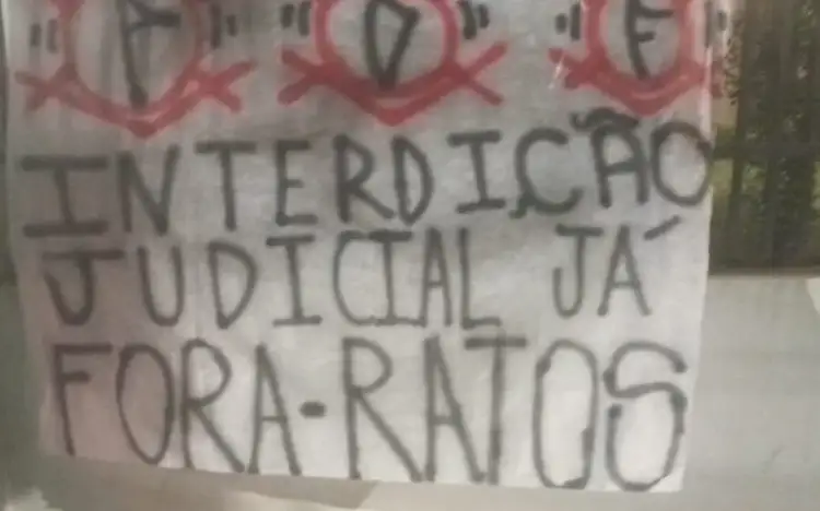 Torcida do Corinthians protesta em frente à casa de Omar Stabile: 'Fora ratos'