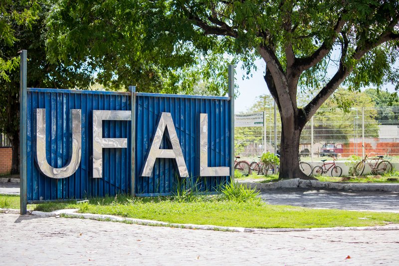 Ufal suspende reconhecimento de diplomas de mestrado e doutorado de faculdade no Paraguai