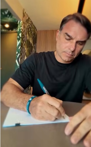 Vídeo: Proibido de visitar o pai, Flávio Bolsonaro escreve carta: "Até breve"