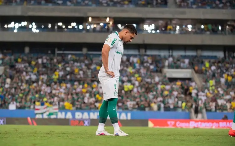 Vitor Roque amplia jejum e completa cinco meses sem marcar