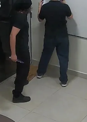 Adolescente de 15 anos esfaqueia professor pelas costas durante aula de reforço