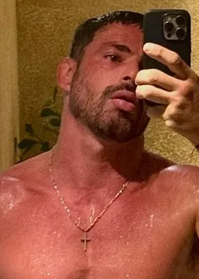 Aos 46 anos, Cauã Reymond vive romance discreto com jovem de 23 anos