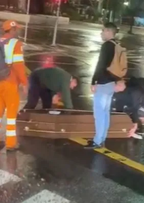 Vídeo: caixão cai de carro funerário durante transporte