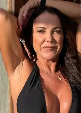 Eleita 60+ mais bonita do mundo pela 2ª vez trocou Direito por conteúdo +18