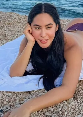 Ex-BBB Isabelle Nogueira faz topless em praia na Itália